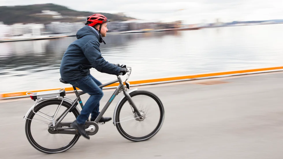 En elcykel kolliderade med en bil. Bilföraren är misstänkt för vållande till kroppsskada.