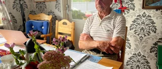 Vägföreningen vill att kommunen tar över – Bengt, 85, tvingas fortsätta jobba: "Kommunen motarbetar oss"