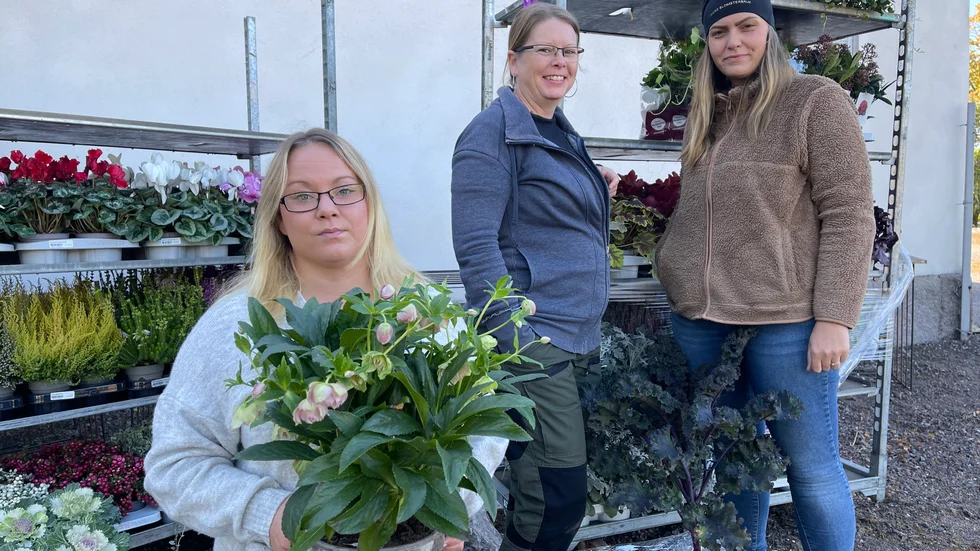 "Det är nog inte så många butiker där kunderna får höra 'häng med och ta en kopp kaffe', tror Elisabeth "Bettan" Lind som tillsammans med Matilda Poser t h driver Åkers Blomsterbruk. Annika Malmgren, blivande medarbetare, är på visit. 