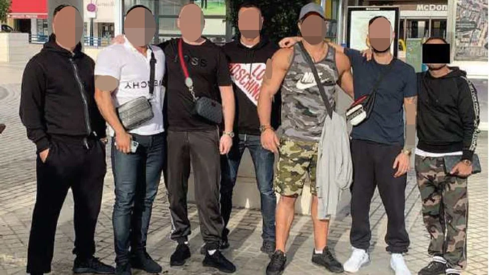 Den åtalade 30-åringen är fyra från vänster. Här är han tillsammans med andra ur Gottsundanätverket på ett foto som enligt polisen troligen tagits i Marbella.
