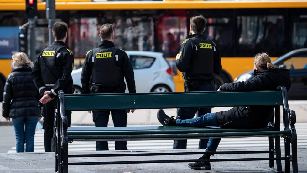 Tre poliser håller koll på trafiken vid Rådhusplatsen i centrala Köpenhamn. Arkivbild.