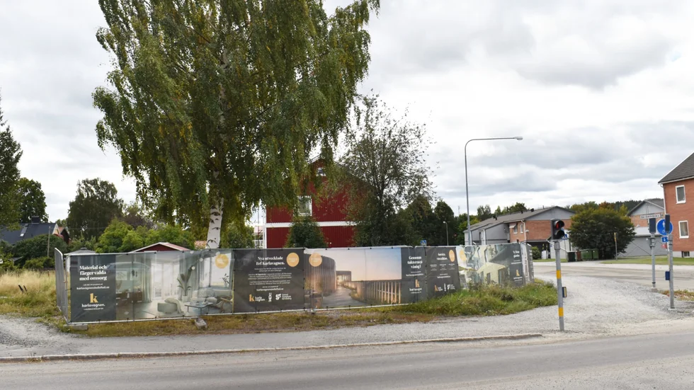 Än så länge finns bara reklamskyltar på tomten.