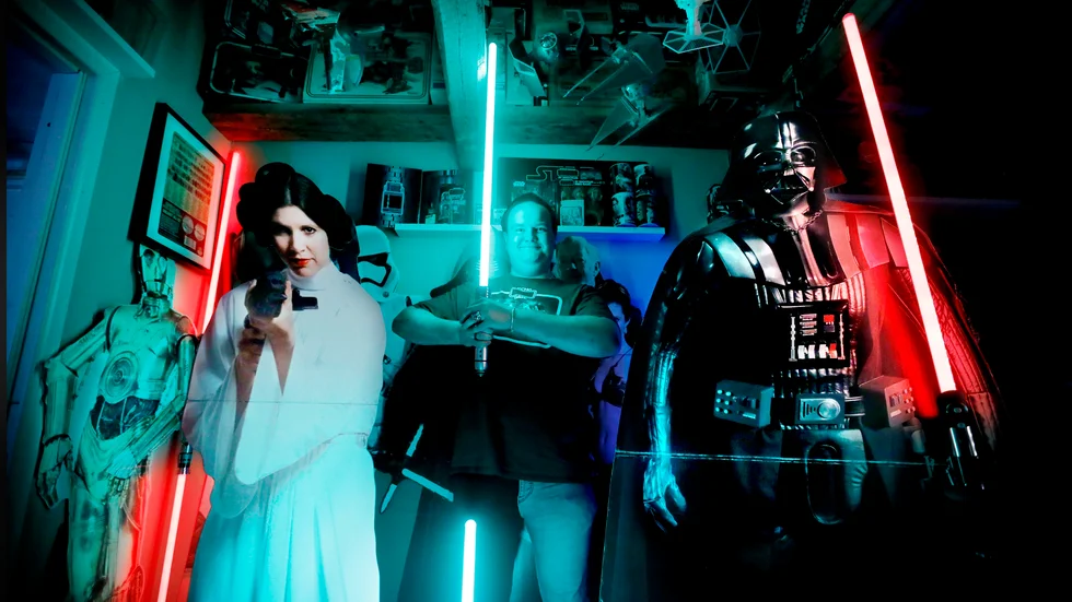 Primus Lundin började samla på Star Wars-prylar för 19 år sedan. Här står han emellan sina pappfigurer Leia och Darth Vader.