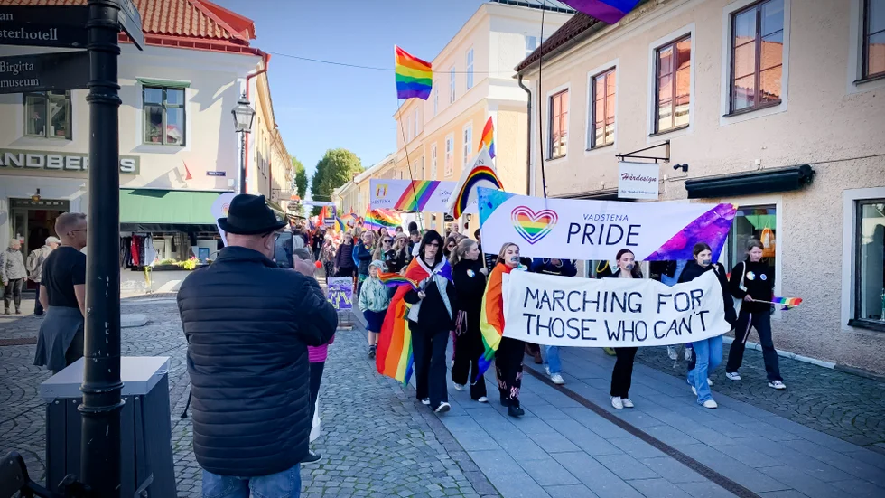 Pridetåget anländer till Torget.