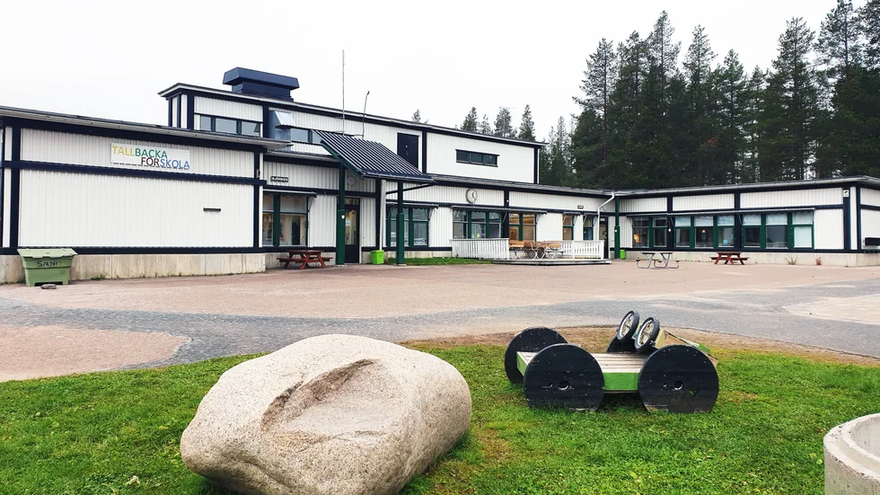 Tallbacka förskola i Gällivare. Föräldrar oroar sig över att personal byts ut, att det ibland inte är nog många pedagoger på plats och att man uppmanats hålla barn hemma. 