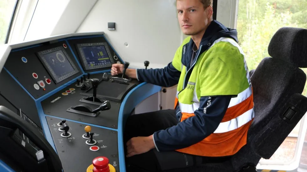 500 meter upptäcker Kim Lindkvist att det är åtminstone ett barn på rälsen. "Hade inte personen flyttat på sig till slut hade jag kört över honom eller henne".