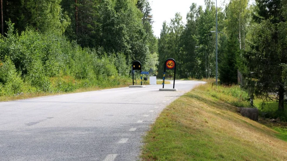 I grannbyn Nybyn, finns flera chikaner (sidoförskjutningar) utställda för att förhindra fortkörning.
