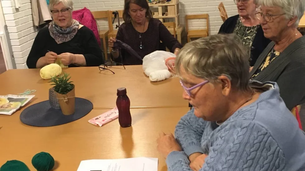 De handarbetande damerna i Samariterna vill gärna ha fler medlemmar som kan hjälpa till att sticka halsdukar till exempel.