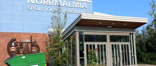 Äter lunch på papptallrikar
