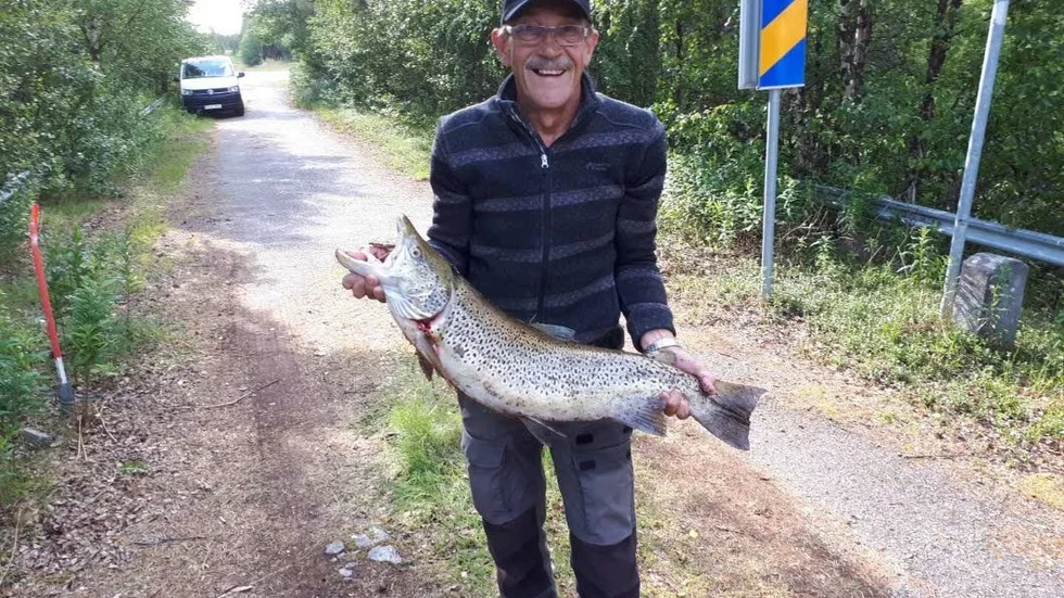 Klart att Leif Fredriksson, Arjeplog, är glad. Öringen väger mäktiga 6,67 kilo.