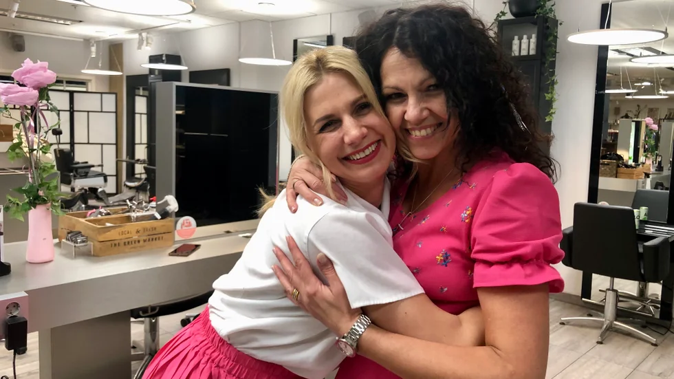 Viktoriia Lysun vill stanna kvar i Piteå och på Hårstudion. "Här trivs jag och kan utvecklas", säger hon och ger sin chef Lotta Berggren en kram.