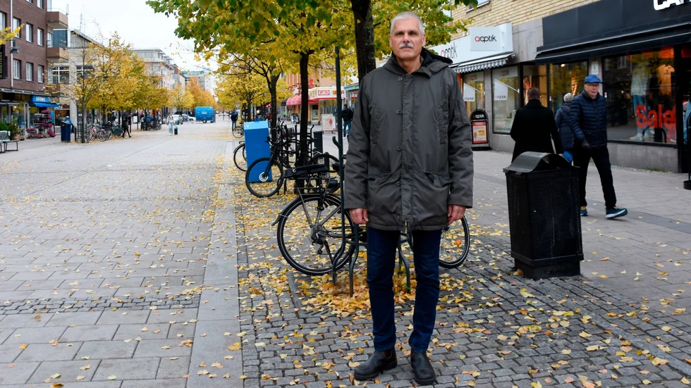 Örjan Spansk, kommunekolog Luleå, valde att studera biologi eftersom han vill bidra till att bevara naturen och miljön för framtiden. Hans stora naturintresse avspeglar sig också i hans bokdebut "Korsvägar".