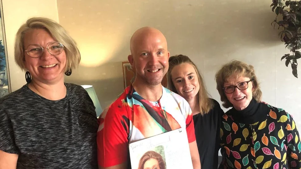 Anna Viklund, längst till vänster, och hennes gäster Gunnel Janson, längst till höger, och Louise Lidman var nöjda med hemlånet av Carl Olof Bergs föreställning.
