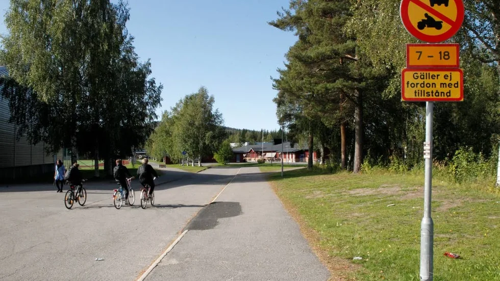 Förbudet gäller hela Idrottsstigen från Parkgatan. Istället kan man köra in och lasta av sina barn framför till exempel Grillen.
