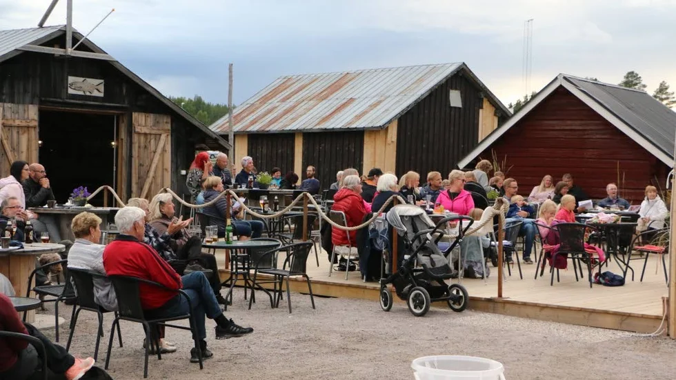 Fullsatt på kajen i Jävre.