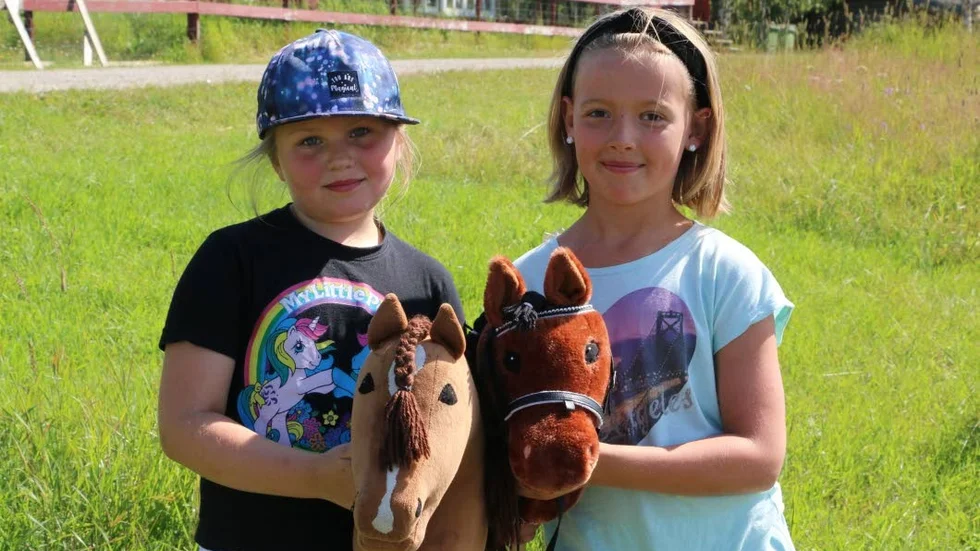 Linnèa Blomqvist med sin käpphäst Bella och Ella Mattila med Perla.