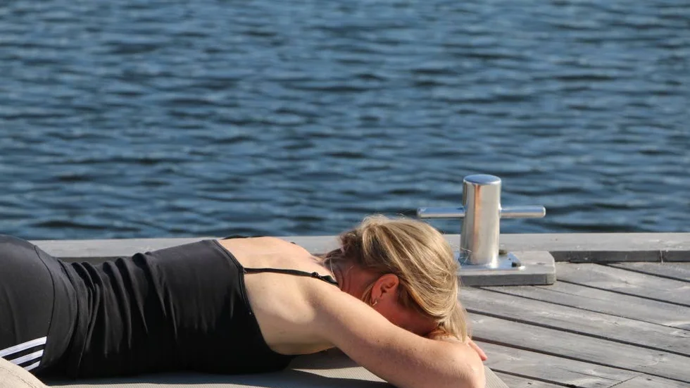 Jessica Selberg, yogainstruktör på Korpen, tycker att det infinner sig ett annat lugn vid vattnet.