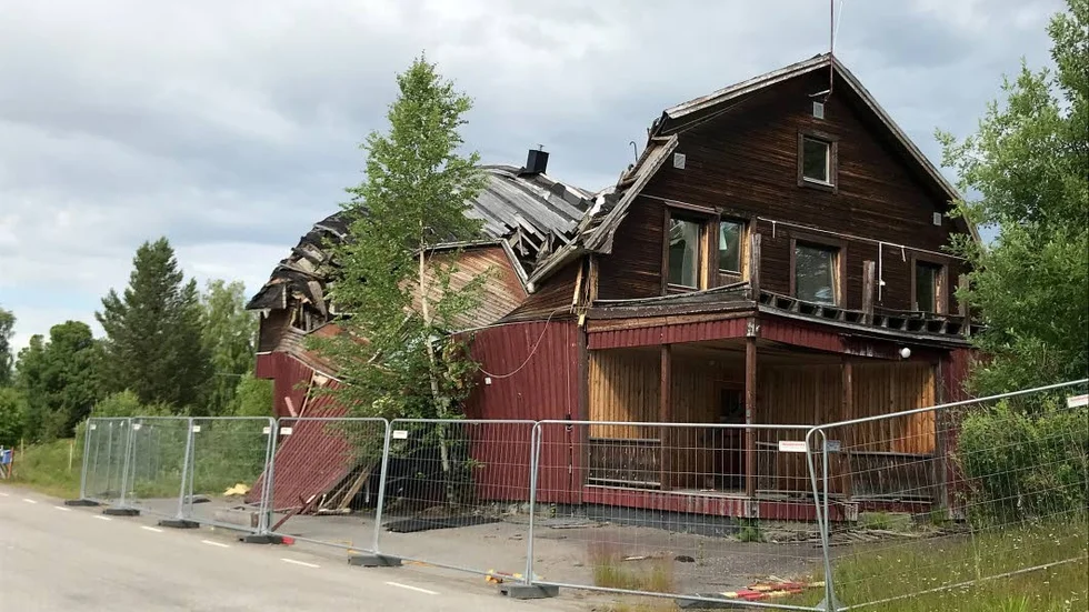 Den gamla kafébyggnaden som står efter Abmorvägen i centrala Moskosel har snart rasat ihop helt.