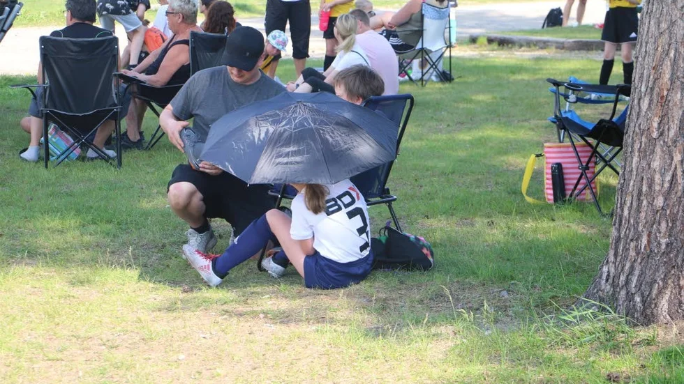 Inget regn, men paraplyt kom till användning ändå.