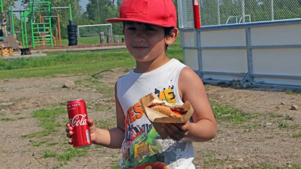 Tim Nordell, sex år, från Roknäs, fixade en hamburgerlunch.