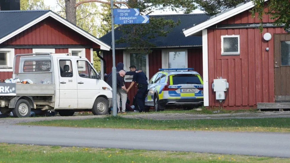 Polis sökte på fredagen upp männen på Kraja stugby och gjorde en husrannsakan. Det resulterade i två beslag av icke licenspliktigade vapen.