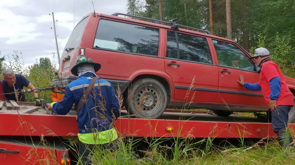 Leif Ögren fick bärga en av sina bilar då någon i helgen lyfte in den i skogen.