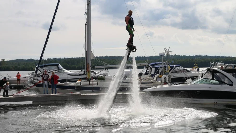 Anders Källmans uppvisning på flyboard väckte uppmärksamhet på Skärgårdsfesten. Enligt Källman kan "alla" ta sig upp och stå på vattnet.