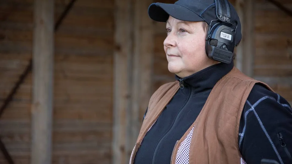 Karina Strandberg hoppas att fler kvinnor ska våga till skjutbanan.