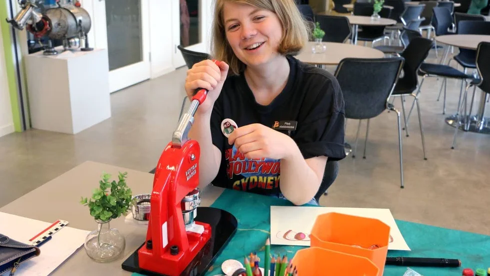 Sofia Lundström, biblioteksassistent visade hur man kunde göra en egen pins.