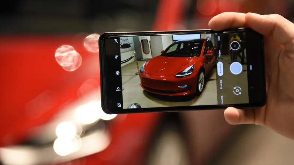 Den smitande föraren ska ha kört en röd Tesla av okänd modell med norskt registreringsnummer Teslan på bilden är inte den aktuella bilen. Arkivbild.