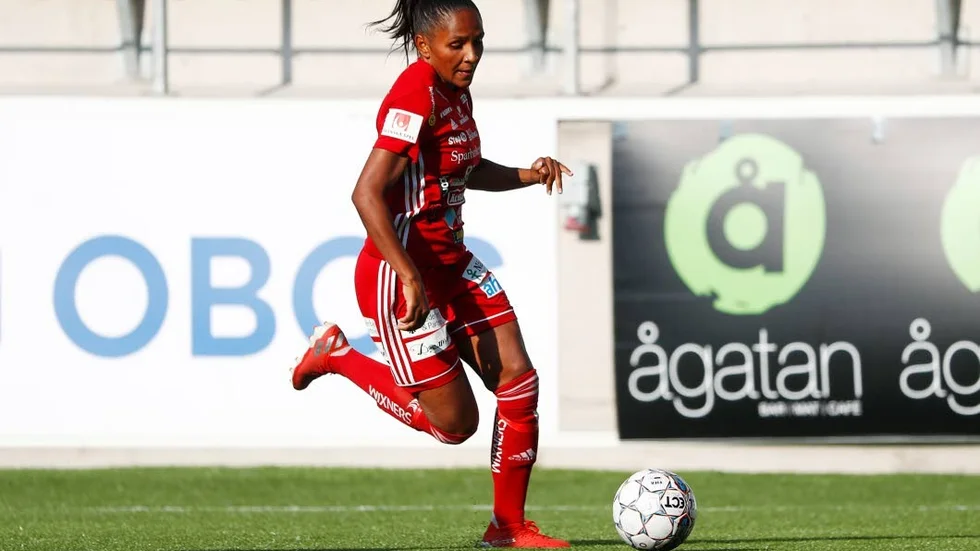 Madelen Janogy spelade fint fram Fernanda da Silva till en farlig chans.