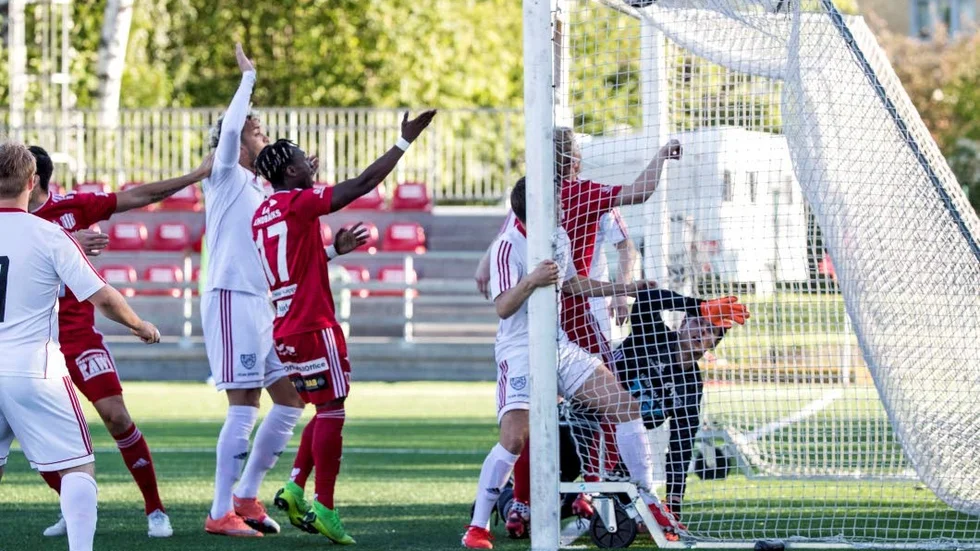 1-0 bollen av Johannes Lidström sitter i nätet.