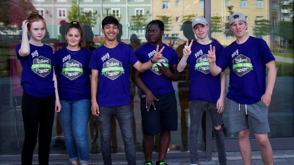 Julia, Hanna, Alireza, Karama, Axel och Rasmus är några av feriearbetarna som kommer jobba med Balkongprojektet under de tre kommande veckorna.