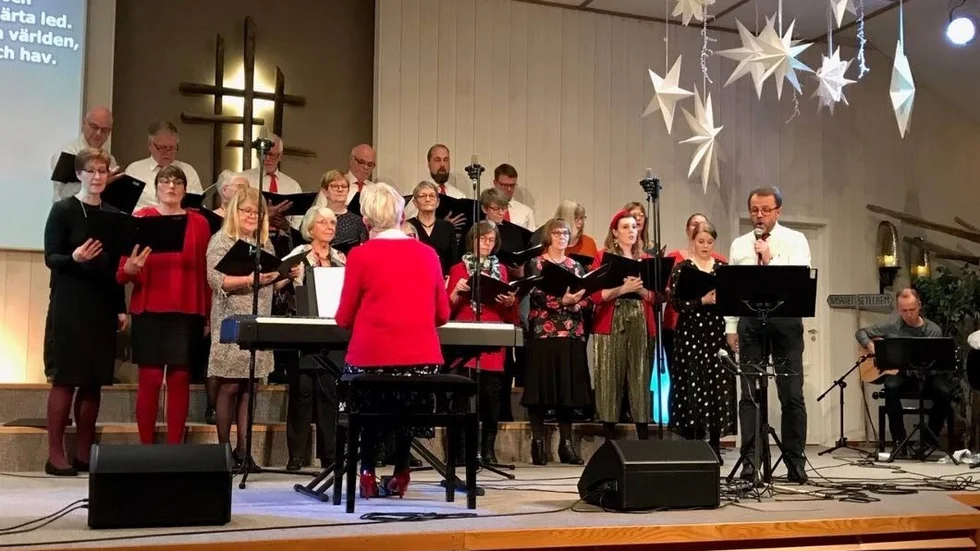 Karin Skoog, Julkören och Lotsarna med solisten Tomas Lundberg skapade en härlig julstämning för de cirka 250 åhörare som samlats i Kustkyrkan.