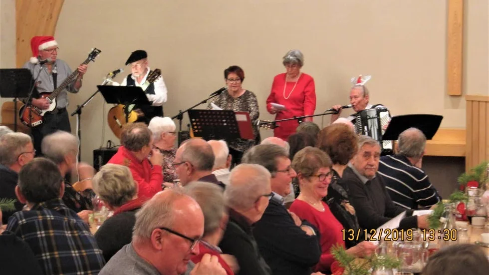 Julmusik spelades av delar från Karu’che-bandet med förstärkning av 90-årige dragspelaren Enar Hjukström.