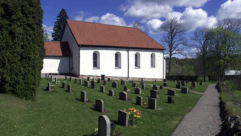 Rönö kyrka i vårskrud.