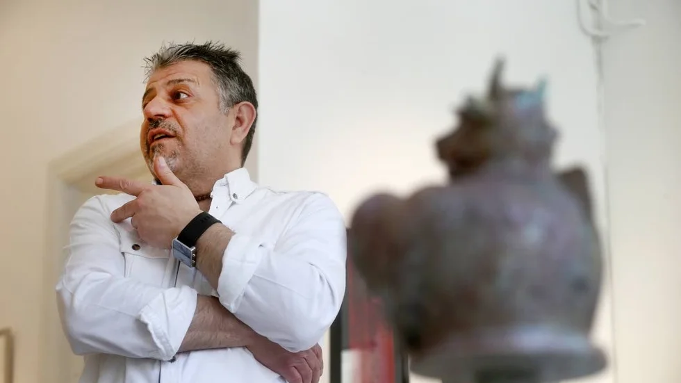 På plats. Konstnären Alexander Hadad kommer att vara på plats i utställningen på lördag. Både för att hjälpa till, men också för att kunna berätta om sin konst för de kommunanställda jubilarer som är intresserade.
Foto: Mikael Strand