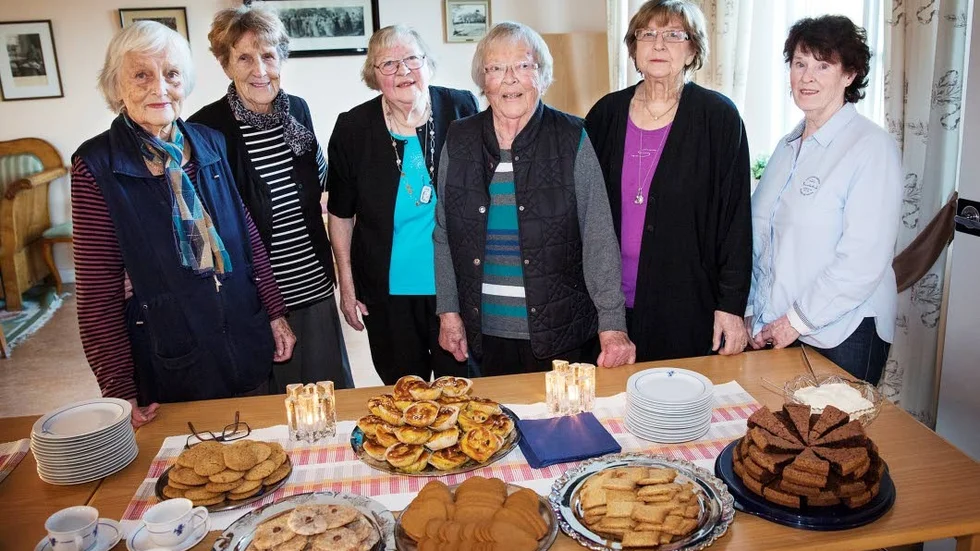 Sju sorters kakor. Föreningen Kafferepet i Kimstad bjuder en gång i månaden på kafferep med sju sorters kakor. Från vänster Ingrid Björeman, Kerstin Carlén, Gun-Britt Bergqvist, Kerstin Svensson, Solveig Andersson och Margareta Sundström.