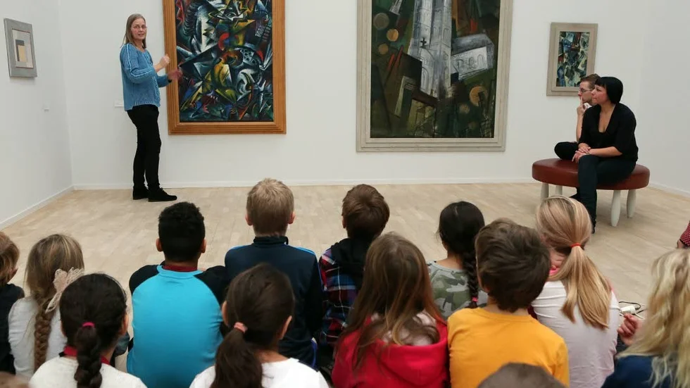 Modernism. Museipedagogen Ann-Charlotte Peterson frågar barnen vad de ser för geometriska former i Gösta Adrian-Nilssons "Hästtämjaren" i kaleidoskopisk stil från 1916.