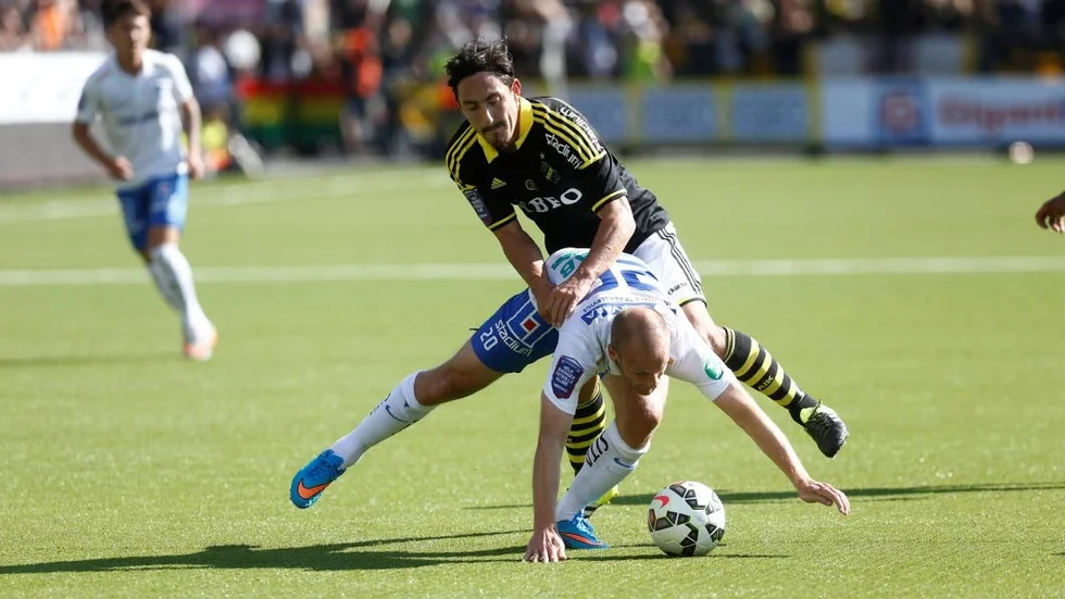 PRESSAD. Daniel Sjölund nedtryckt av Stefan Ishizaki. Varken Sjölund eller Alexander Fransson hade någon av sina bästa stunder i går eftermiddag.