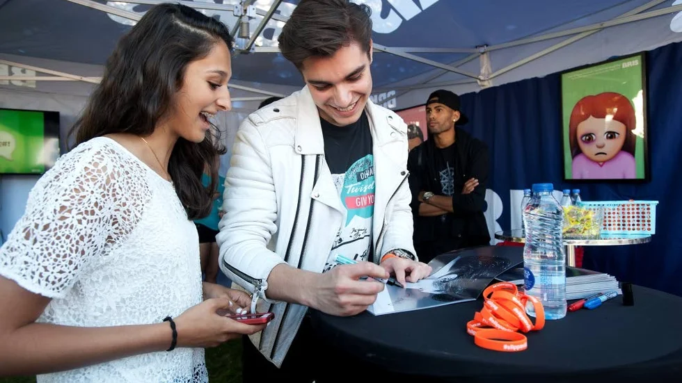 Autograf. Anahita Pandey från Indien höll sig framme och fick en bok med Anton Ewalds autograf.