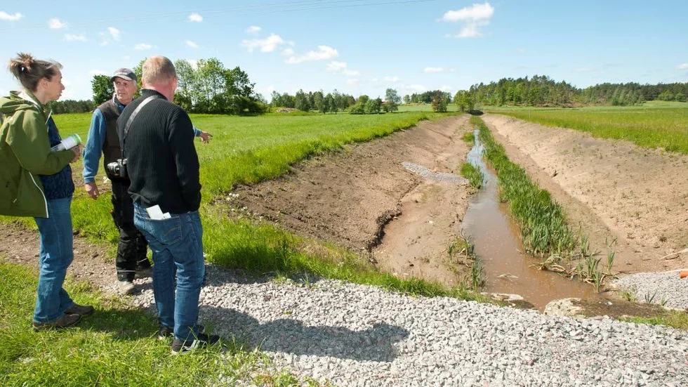 Tvåstegsdike.  Anuschka Heeb, Hubert Gelin och Lennart Gladh vid det gamla diket som har breddats.