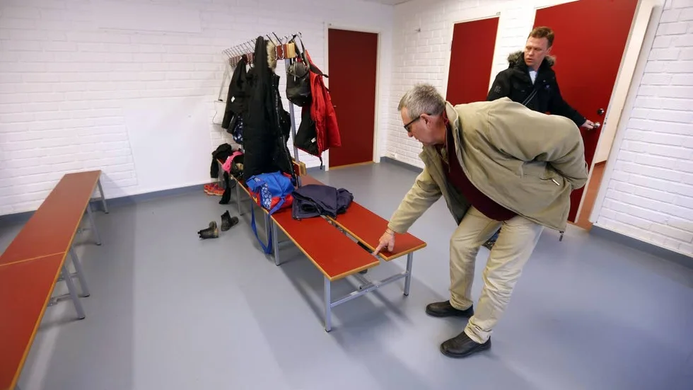 Fastskruvade bänkar. Numera är flera av bänkarna i omklädningsrummen fastskruvade, efter omfattande skadegörelse och där många bänkar också hoppats sönder, berättar Per-Olov Malmgren från Mosstorpsskolan och Jonas Ullstrand projektansvarig.