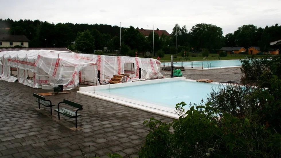 Försenat. Friluftsbadet i Söderköping skjuter upp öppnandet med en vecka till efter midsommar.