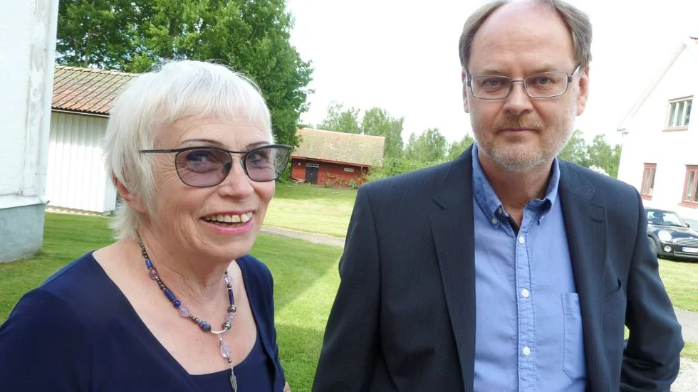 Spännande berättelser. DN-journalisten Clas Svahn, tillika vice ordförande i UFO Sverige, bjöd på spännande berättelser om oidentifierade föremål och mycket annat i Skärkind på måndagen. Till vänster arrangören Lili Stenmark.