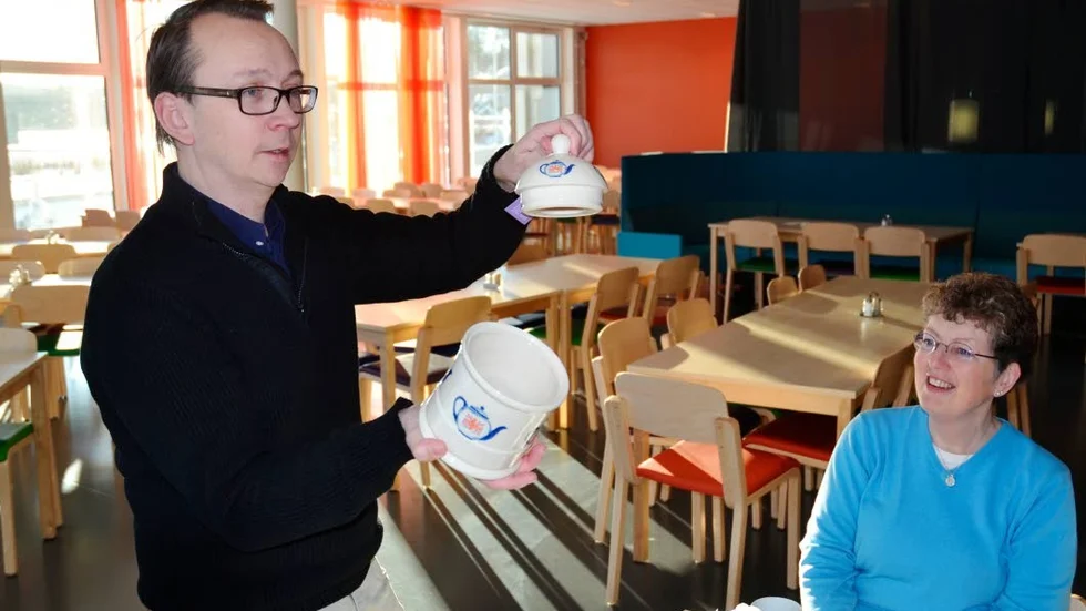 Engelsk kakburk. Rektorn Jörgen Strömberg på Nya Bergska, fick en engelsk kakburk i present av de engelska eleverna och lärarna som just nu besöker Finspång. Bland annat Sandra Airey på bilden.