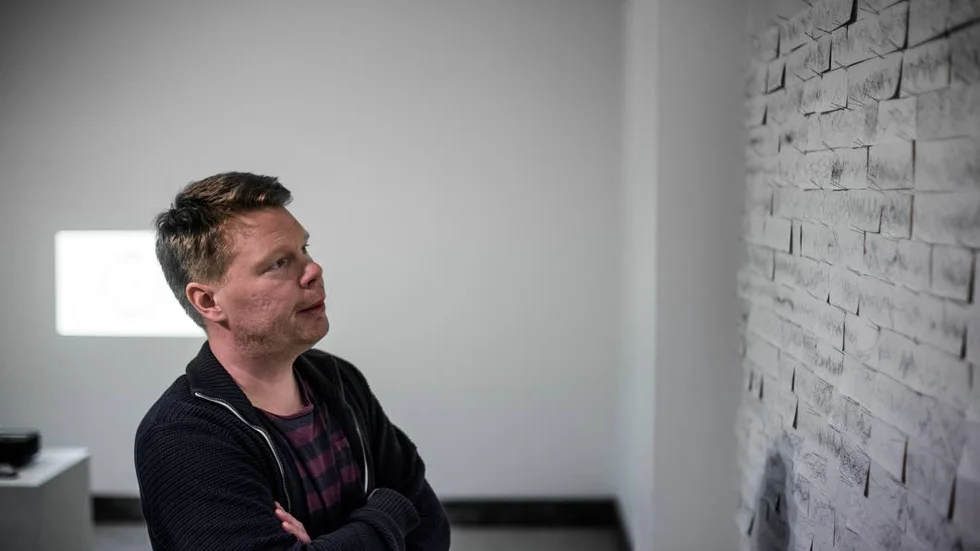 The Great Escape. Göteborgskonstnären Magnus Larsson vid en vägg med uppnålade diagram som är en del av installationen The Great Escape.
Foto: Olof Ohlsson