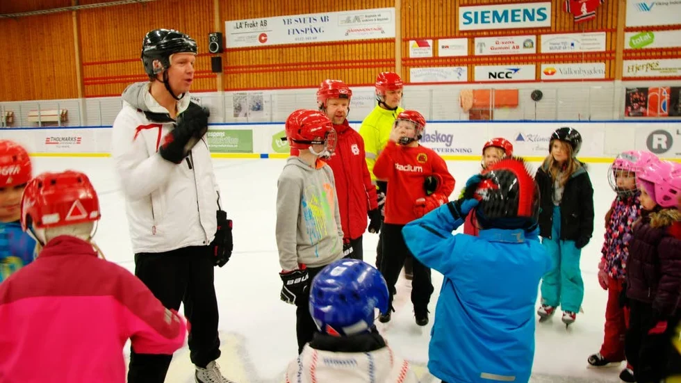 Lägger upp schemat. Kenneth Svensson från Faik Hockey, berättar om schemat under skridskoskolan som man anordnade i samband med sportlovet.