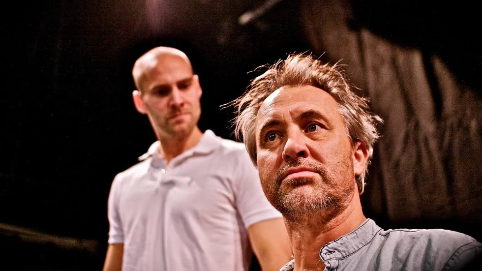 Teater Fryshuset spelar föreställningen "Hatets röst" först för niorna och sedan i en offentlig föreställning.