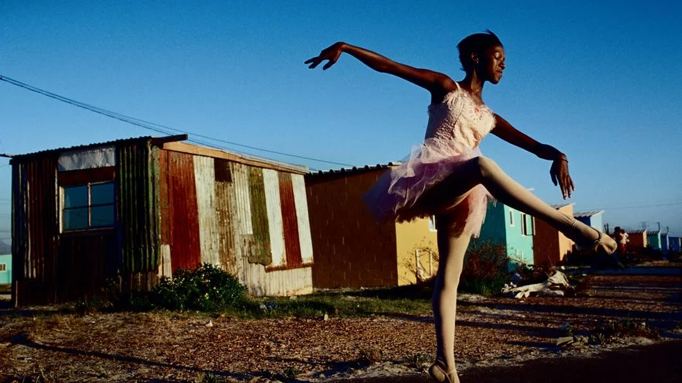 Balettdansös i kåkstaden Khayelitsha 2000.
Foto: Per-Anders Pettersson